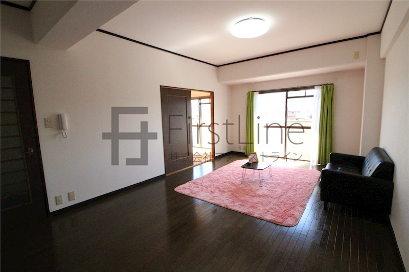 居室・リビング　同物件別号室の写真です