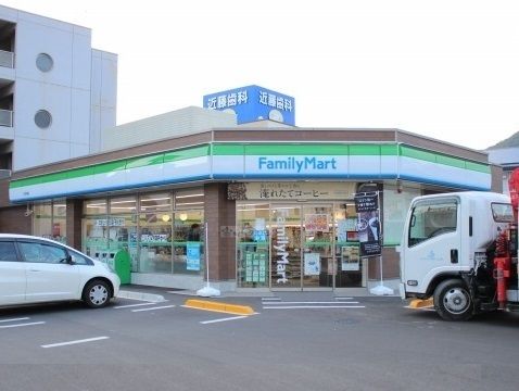 コンビニ　ファミリーマート三原宮浦店（コンビニ）まで750m