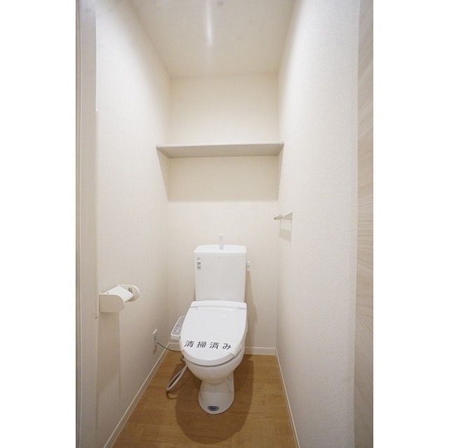 トイレ　上部棚と洗浄便座が便利です♪