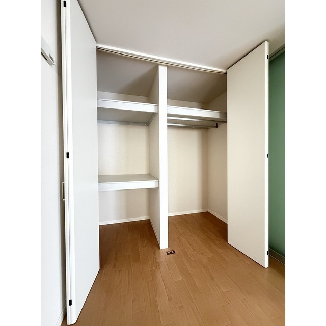 収納　奥行きのある収納豊富なクローゼットです♪