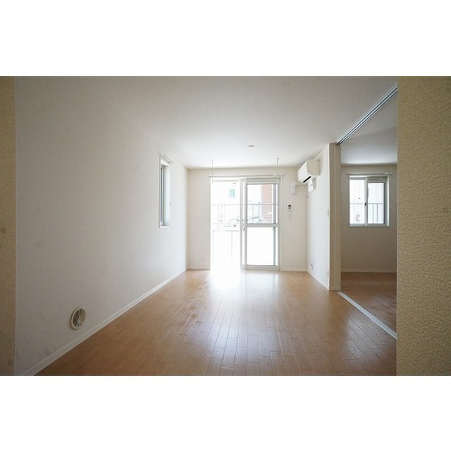 居室・リビング　南面のリビングは日当たり良好♪