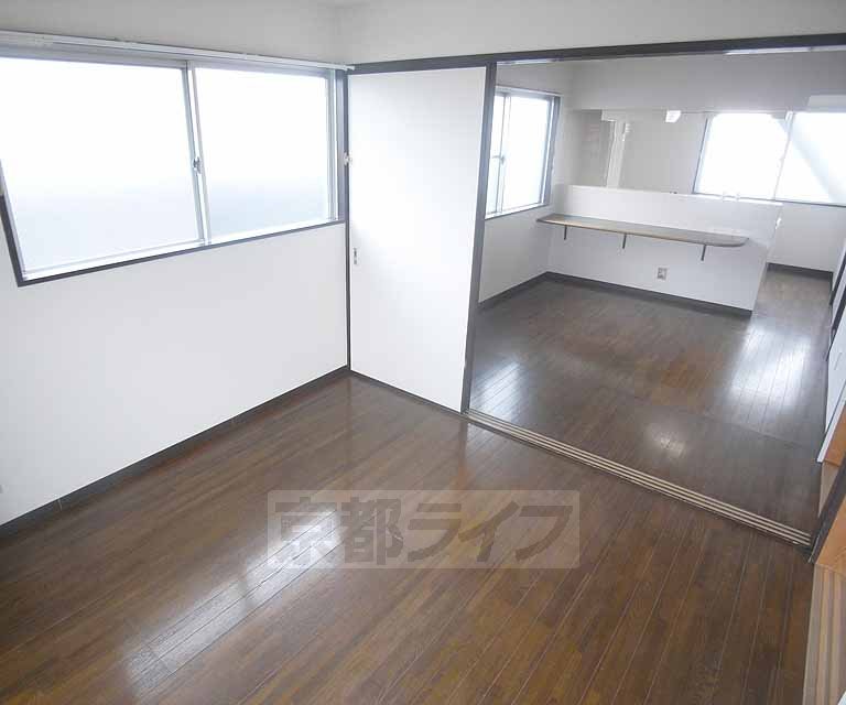 居室・リビング　角部屋で日当たりも良好です。