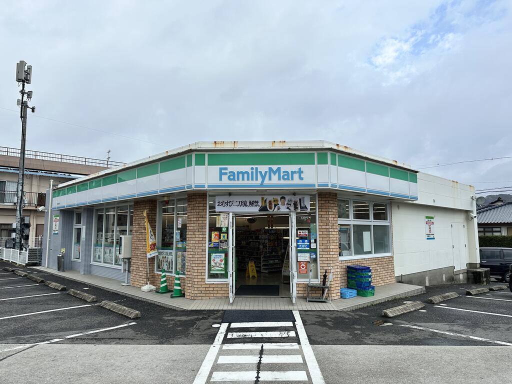 コンビニ　ファミリーマート日南油津店（コンビニ）まで313m