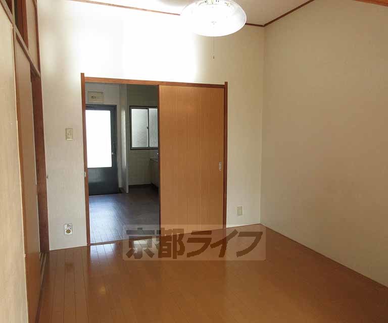 居室・リビング　広々とした洋室で過ごしやすいです！