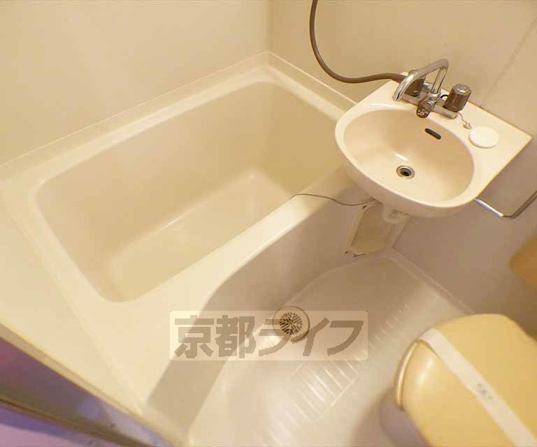 バス・シャワールーム　清潔感のあるユニットバスです。