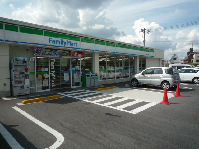 コンビニ　ファミリーマート浜田一丁目店（コンビニ）まで990m