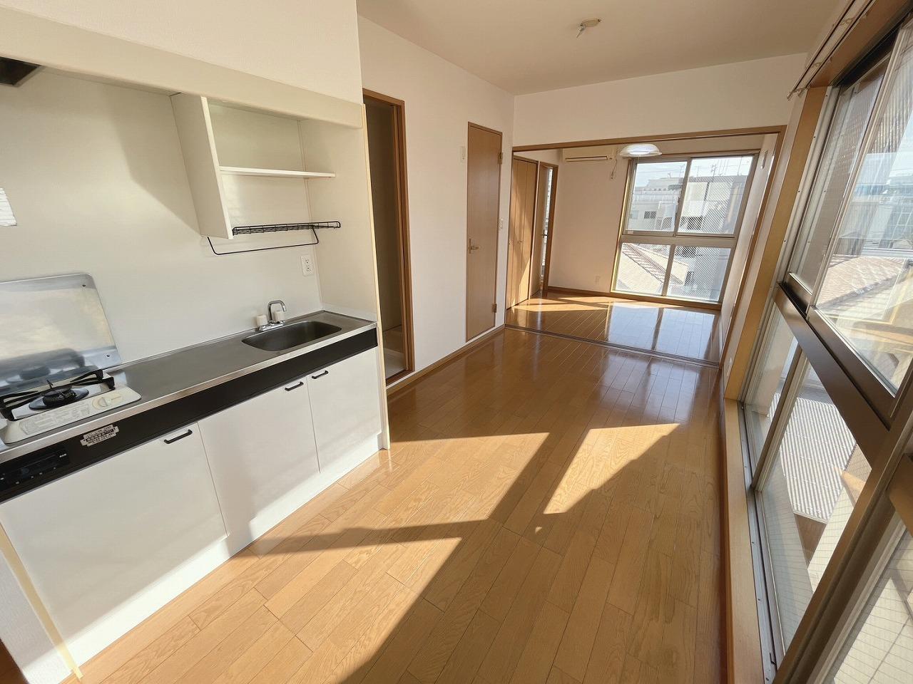 居室・リビング　明るい角部屋のお部屋☆