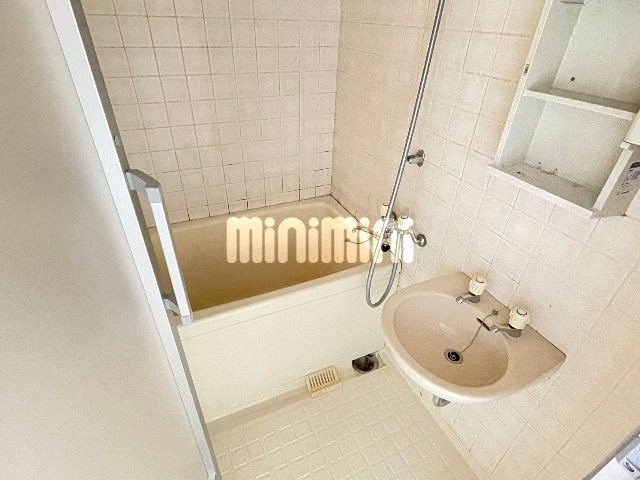 バス・シャワールーム　洗面ボウル付きのバスルーム