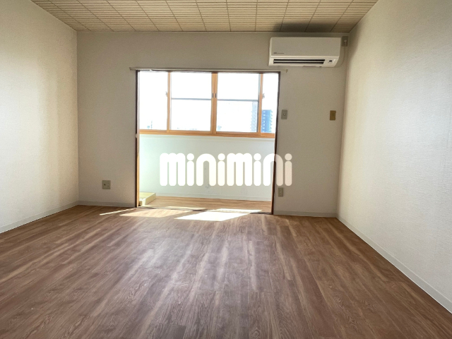 居室・リビング　８帖の洋室