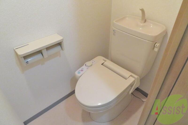 トイレ　温水洗浄便座なので快適に使用できそうですね。