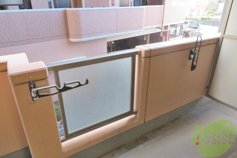 バルコニー　天気のいい日にはお布団も干せそうですね。