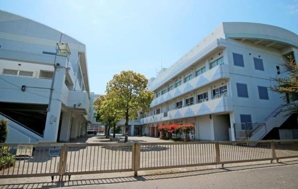 小学校　横浜市立新鶴見小学校（小学校）まで2440m
