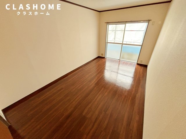 居室・リビング　同物件の別部屋になります。