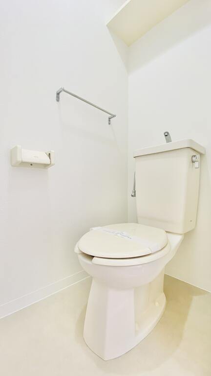 トイレ　便利な収納棚付き！