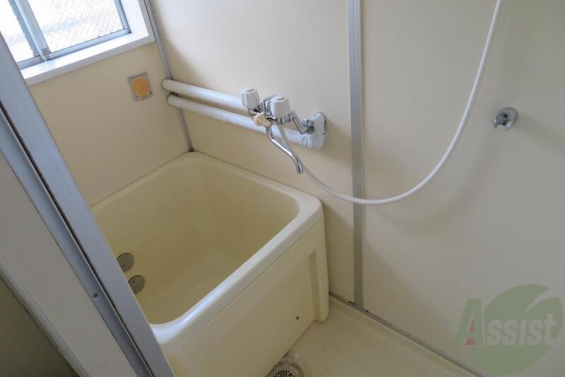 バス・シャワールーム　お風呂はコンパクトなタイプ。シャワーが付きもイイ感じ。