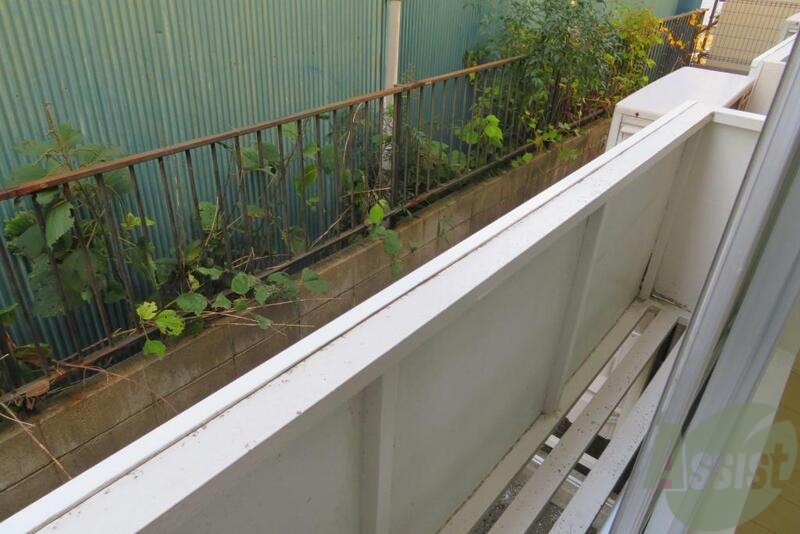 バルコニー　バルコニーは歩くことは難しそうですが洗濯物は干せそうです。