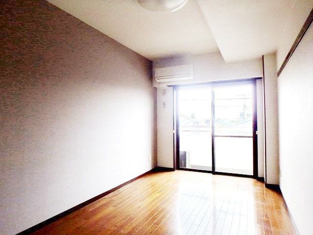 居室・リビング　★アクセントクロスがおしゃれな洋室★