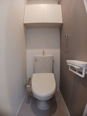 トイレ　落ち着いた色調のトイレです