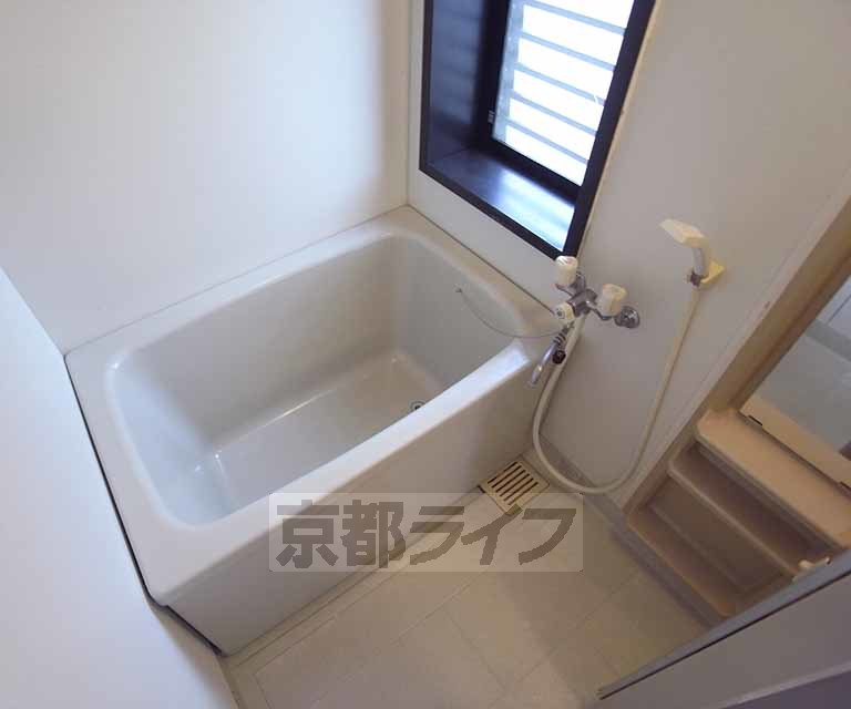 バス・シャワールーム　外の風を感じれるバスルームです。