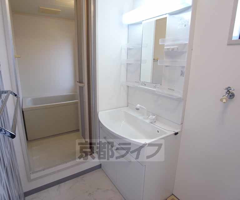 洗面設備　立派な洗面台ですね。