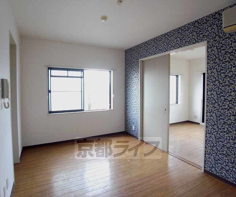 居室・リビング　便利な立地の広め・風通しＯＫ部屋です。