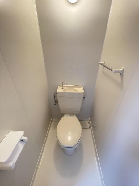 トイレ　同物件内の別のお部屋の写真になります