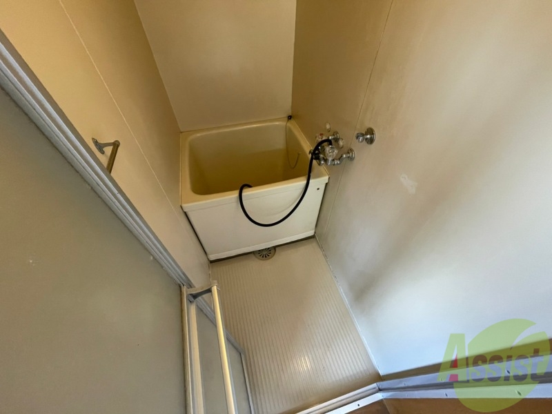 バス・シャワールーム　お風呂です。少し狭いですがシャワーするには十分ですね。