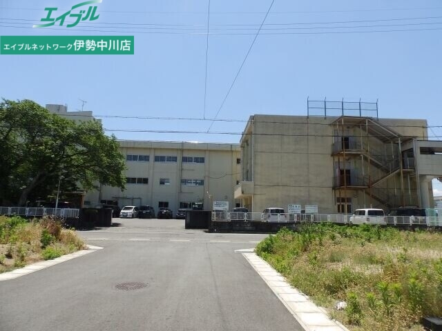 中学校　津市立南郊中学校（中学校）まで683m