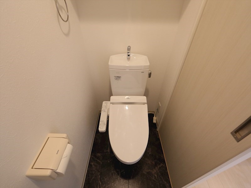 トイレ　温水洗浄暖房便座付トイレ