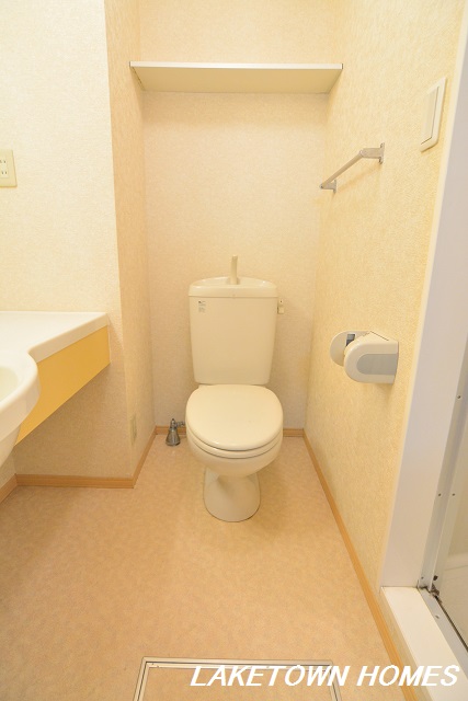 トイレ　上部に収納棚のあるトイレです。