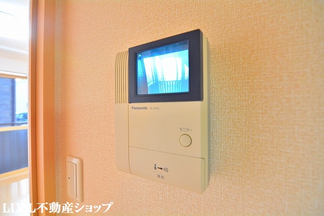 セキュリティ　来訪者の確認が出来るモニター付インターホンです。