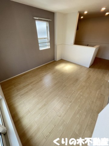 居室・リビング　反転タイプのお部屋です（現況を優先します）※妻側窓はありませ