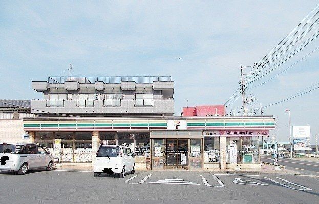 コンビニ　セブンイレブン（コンビニ）まで251m