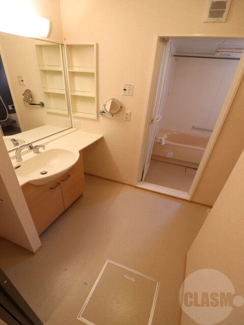 洗面設備　大きなミラーの洗面スペース