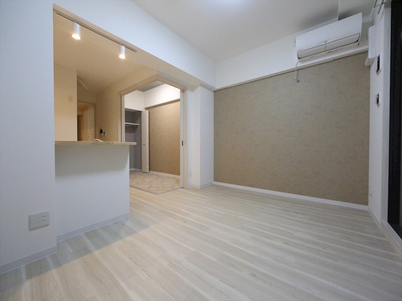 居室・リビング　ＬＤＫ11.9帖　カウンターキッチン　エアコン付　バルコニー