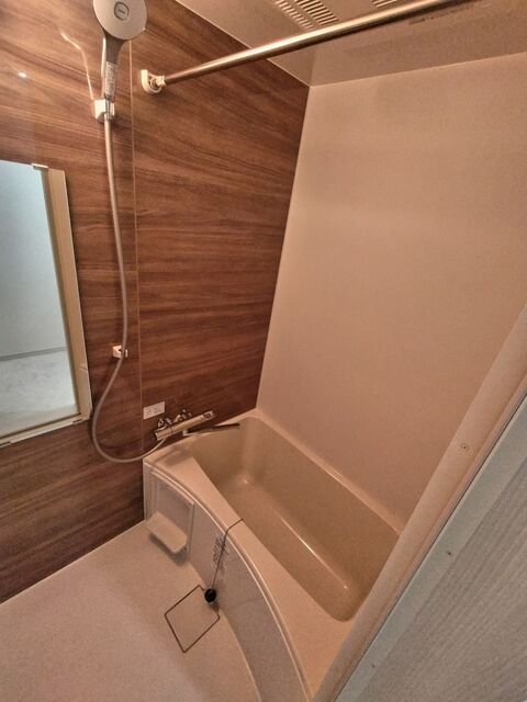 バス・シャワールーム　落ち着いた雰囲気の浴室乾燥機付きバスルーム！