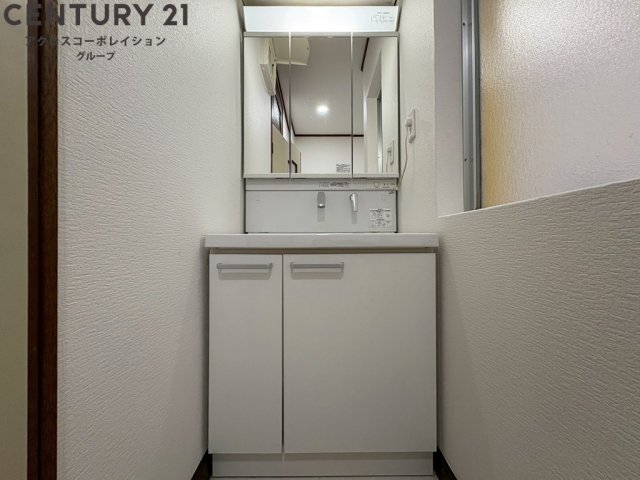 洗面設備　収納付きのシンプルな洗面台
