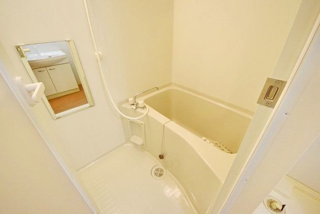 バス・シャワールーム　★浴槽にも鏡があるのでとっても便利★
