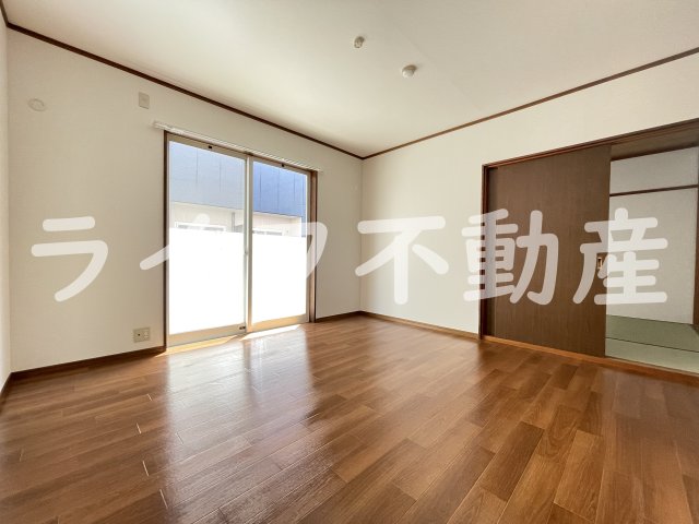 居室・リビング　こちらのリビングで趣味の時間をお楽しみください