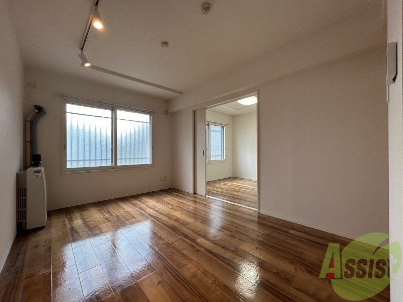 居室・リビング　木目のフローリングは落ち着きのある印象のお部屋になりますね。