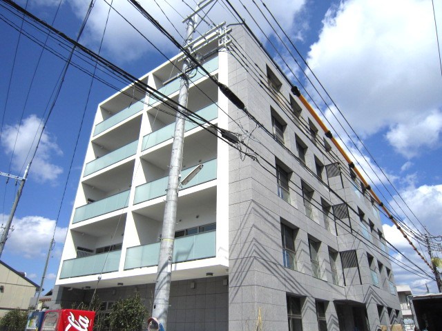 建物外観　JR桂川駅徒歩7分。オートロックやエレベーター完備のRC造