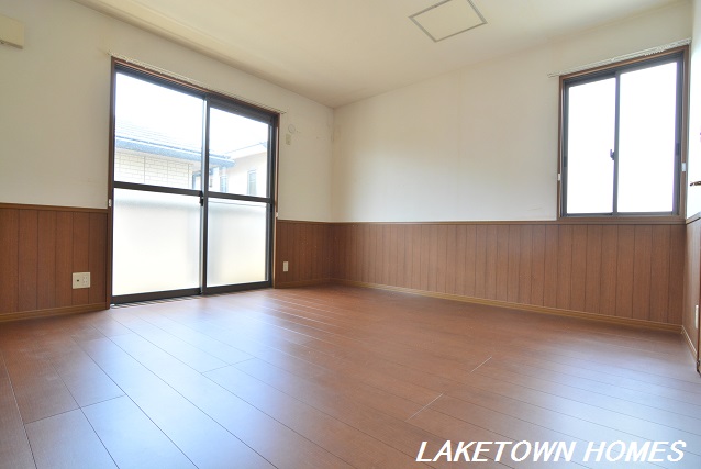 その他　南側９帖の洋室です。