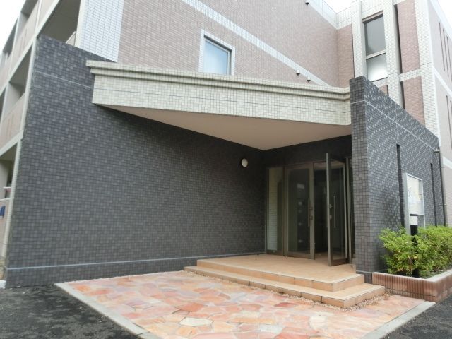 エントランス　建物内へのアプローチ