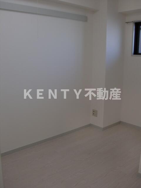 その他部屋・スペース　落ち着いた色調の寝室です
