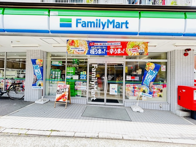 コンビニ　ファミリーマート横浜蒔田店（コンビニ）まで766m