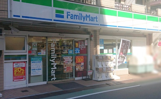 コンビニ　ファミリーマート 熊代栄町店（コンビニ）まで557m