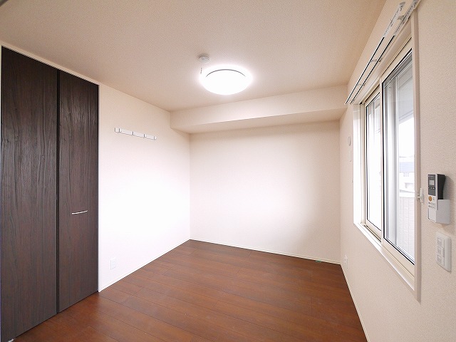 その他部屋・スペース　開放的な寝室です