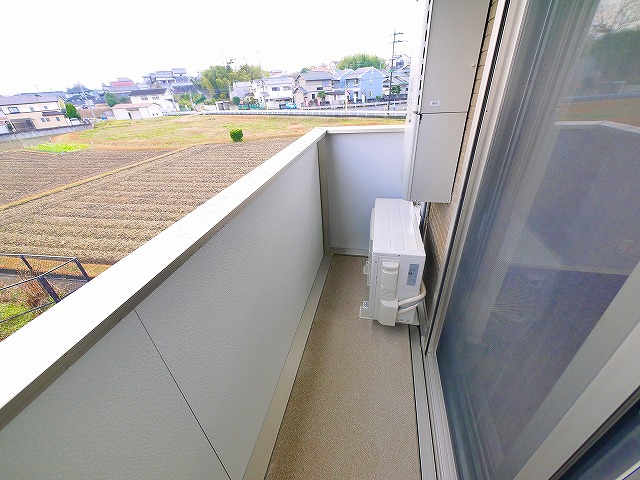 バルコニー　バルコニーからの眺めを楽しみながら食事をしませんか