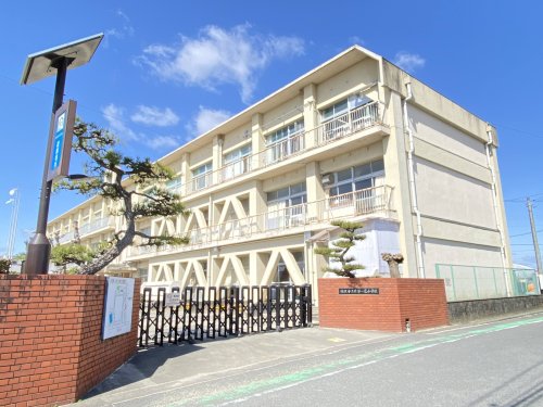 小学校　片原一色小学校（小学校）まで833m