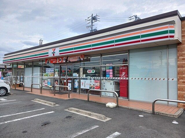 コンビニ　セブンイレブン（コンビニ）まで241m